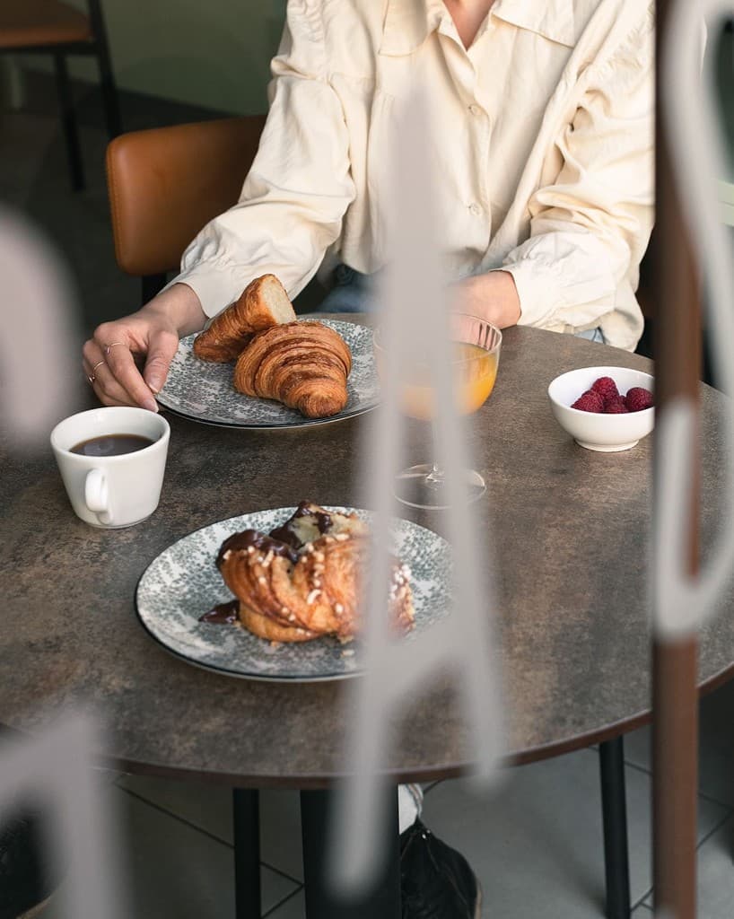 Colazione al tavolo con croissant, caffè e succo d'arancia a Gastromario