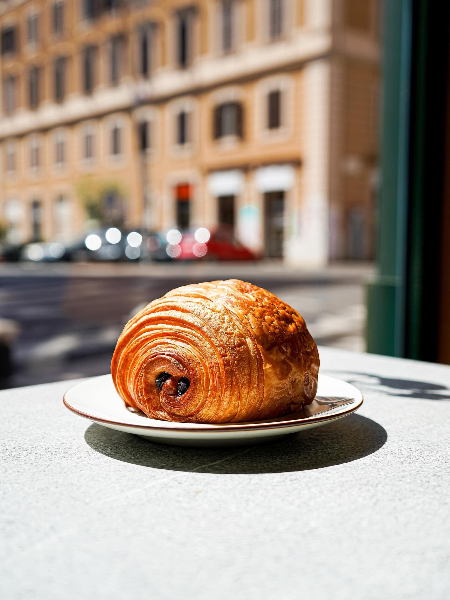 Pain au chocolat dorato al piatto